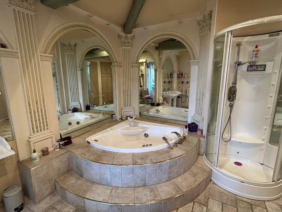 Shower, Hot Tub, Hot Tub, Bathroom