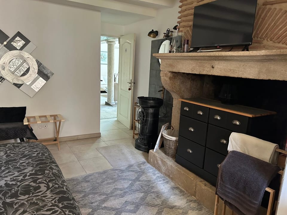 Bed, TV and multimedia, Photo of the whole room, Bedroom