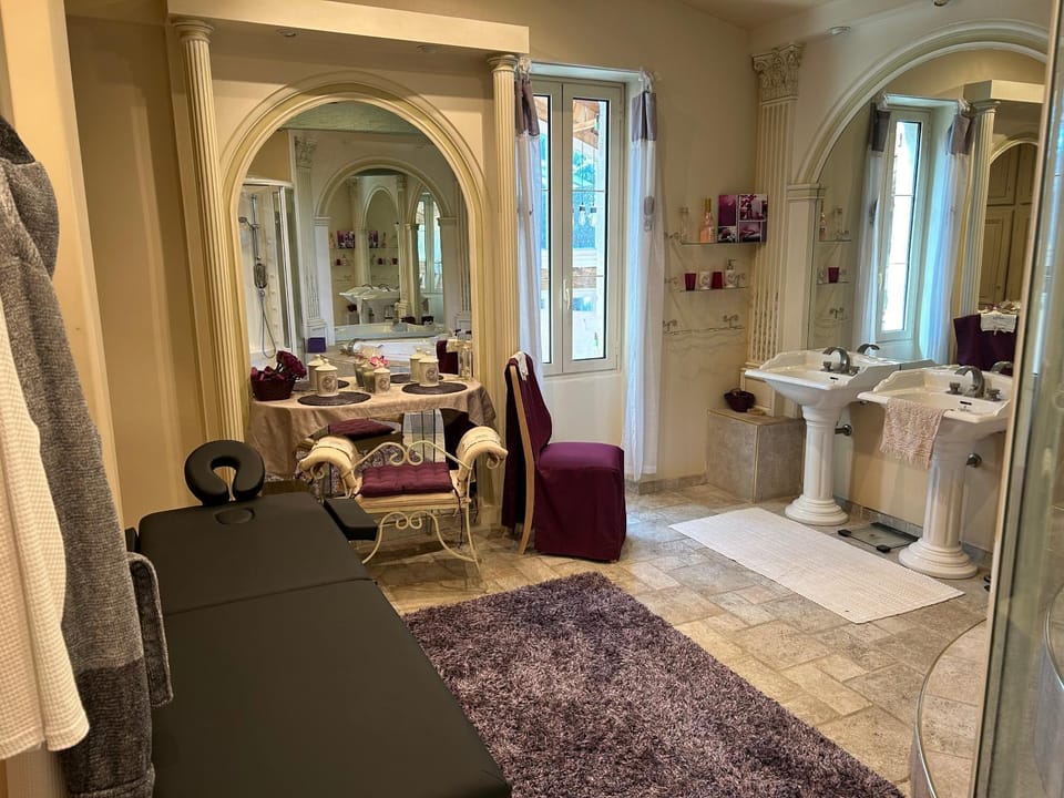 Shower, Hot Tub, Massage, Bathroom