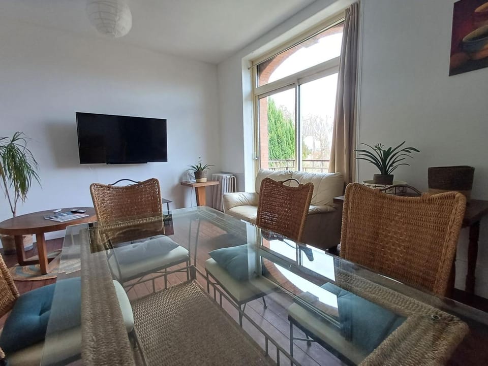 TV and multimedia, Living room, Seating area, Dining area