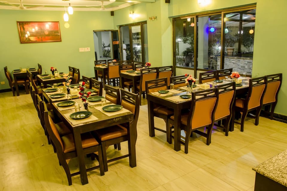 Restaurant/places to eat, Food and drinks, Banquet/Function facilities, Food