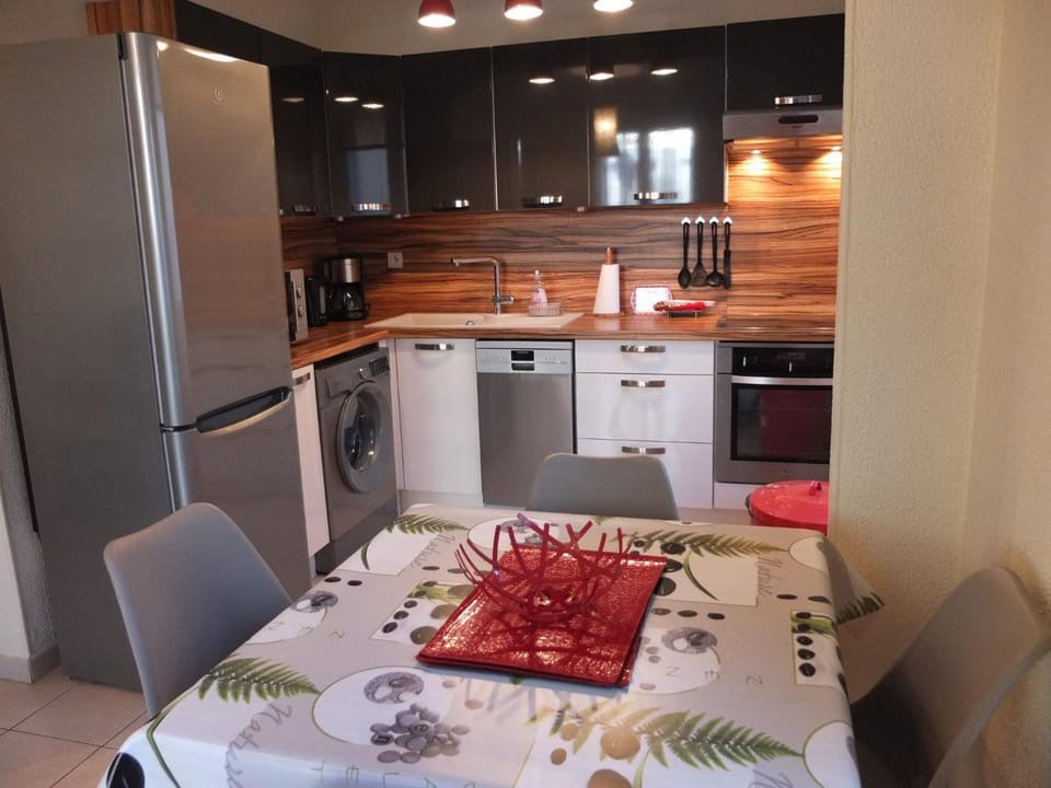 Kitchen or kitchenette, Dining area