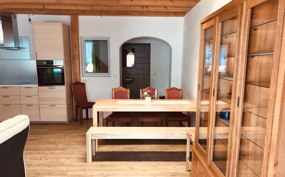 Kitchen or kitchenette, Living room, Seating area, Dining area