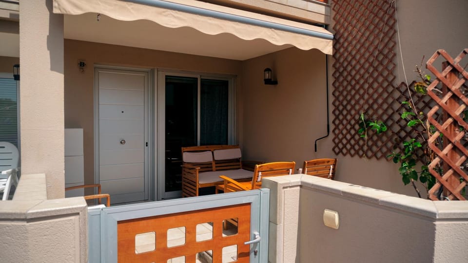 Patio, Facade/entrance, Balcony/Terrace