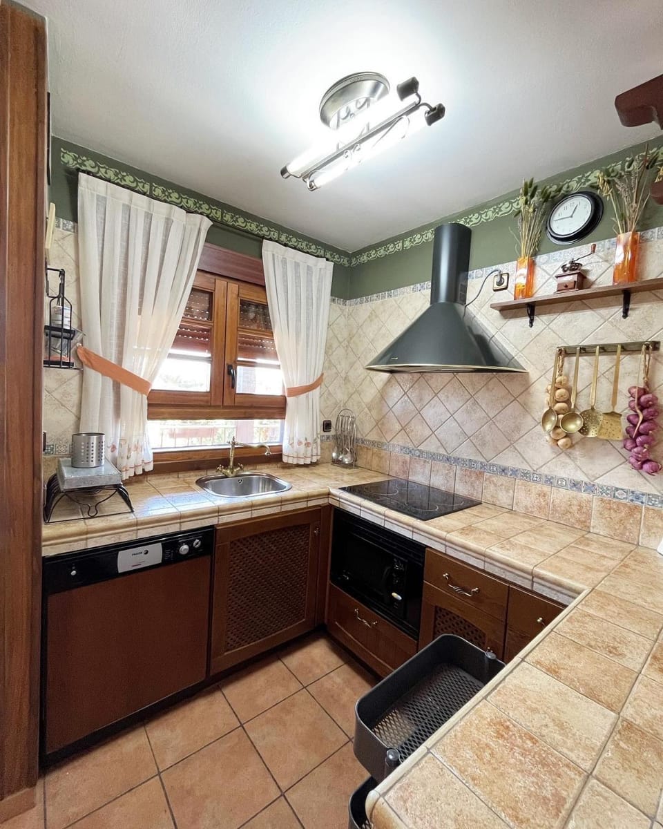 Kitchen or kitchenette, minibar, stove