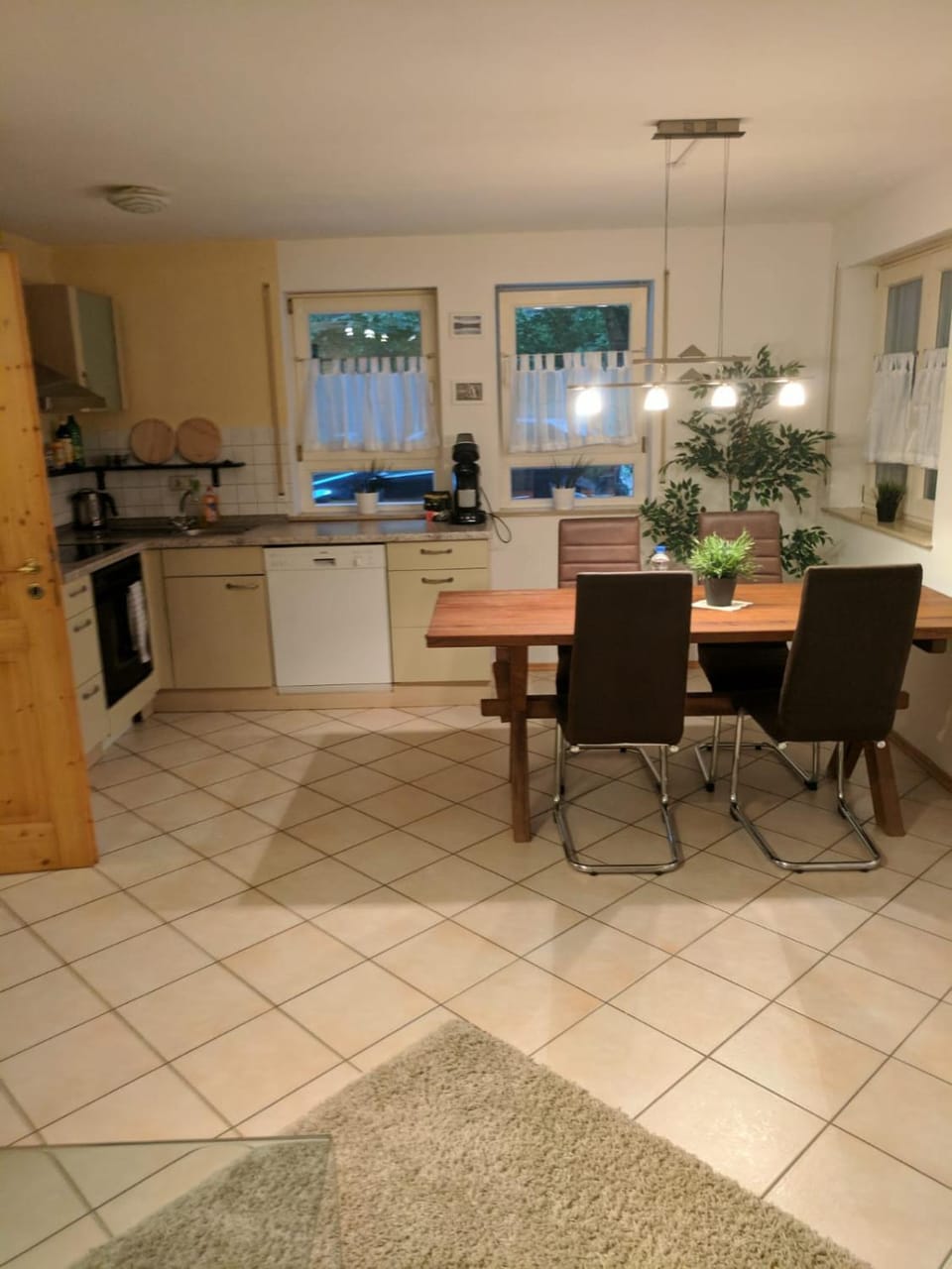 Kitchen or kitchenette, Dining area