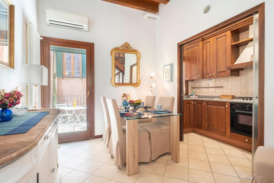 Kitchen or kitchenette, Dining area