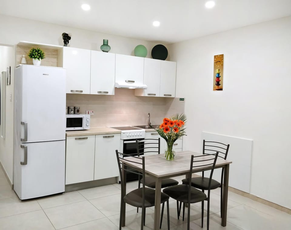 Kitchen or kitchenette, Kitchen or kitchenette, Dining area, minibar, oven, pet friendly, stove, toaster
