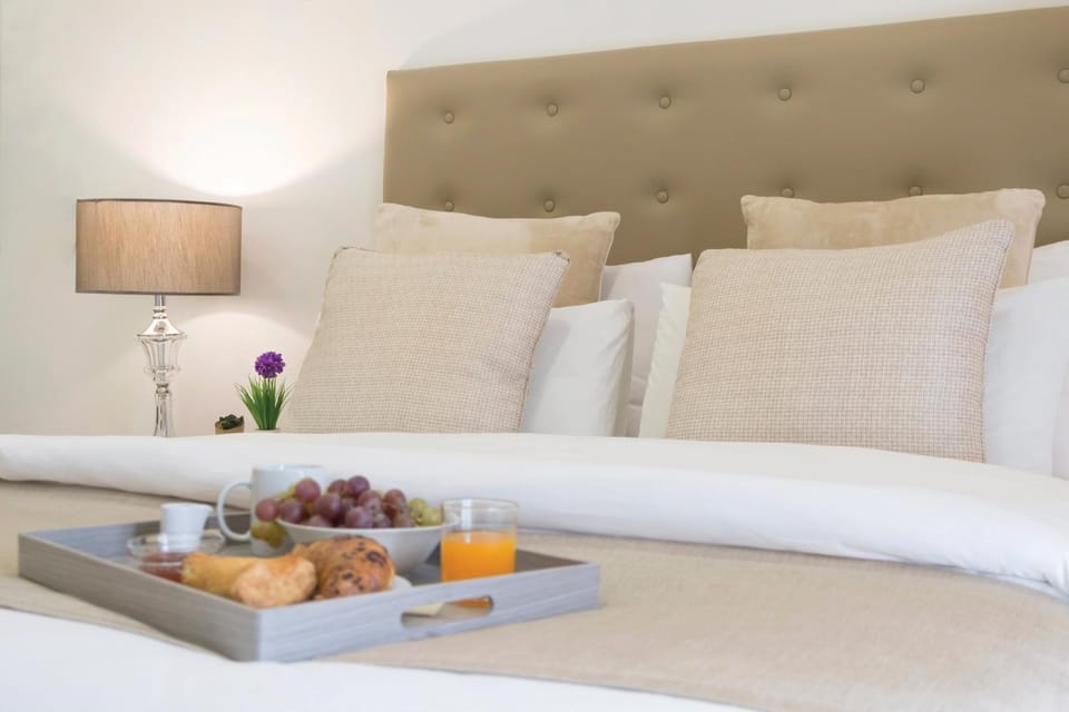 Bed, TV and multimedia, Food and drinks, Photo of the whole room, Bedroom