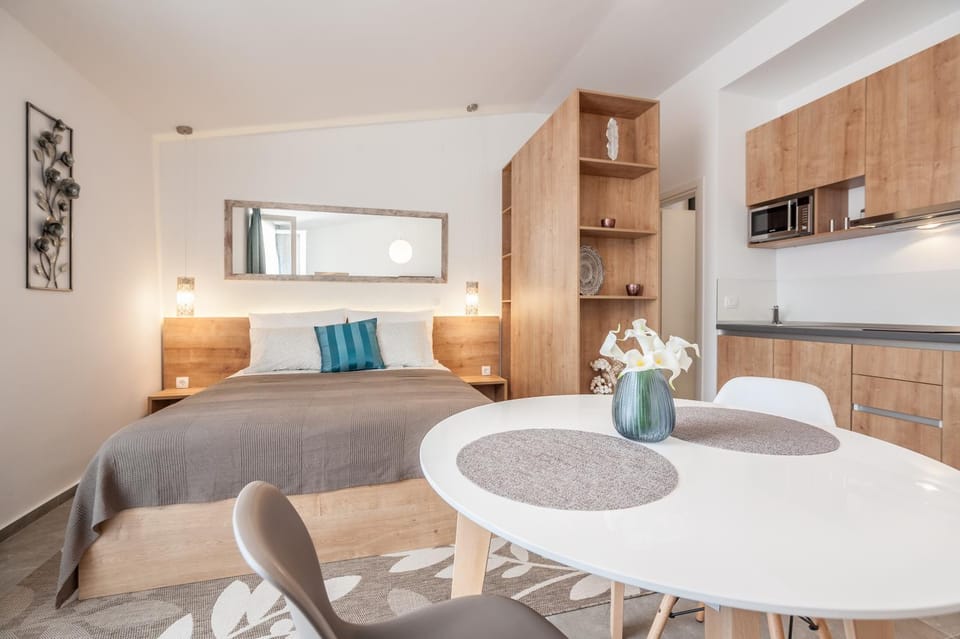 Bed, Kitchen or kitchenette, Living room, Photo of the whole room, Dining area, Bedroom