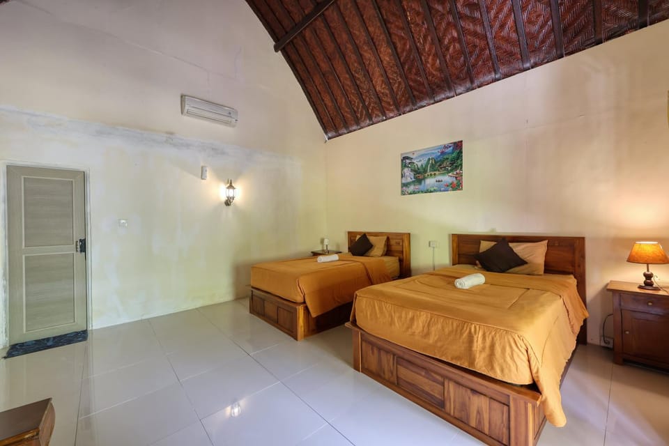 Bed, Photo of the whole room, Bedroom, towels, air conditioner