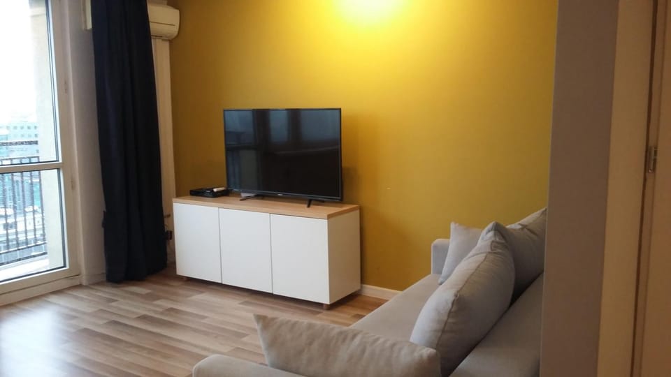 TV and multimedia, Living room, Seating area, Evening entertainment, air conditioner
