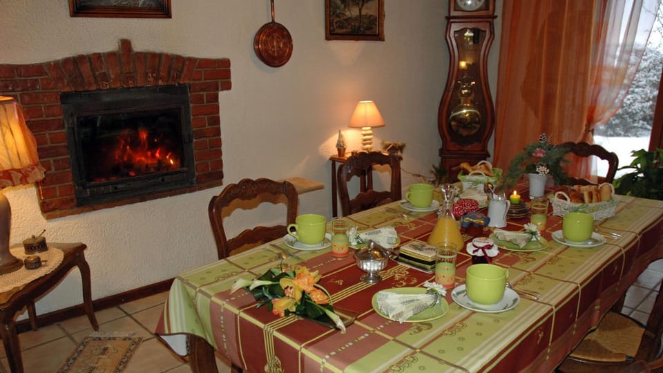 Coffee/tea facilities, Food and drinks, Dining area