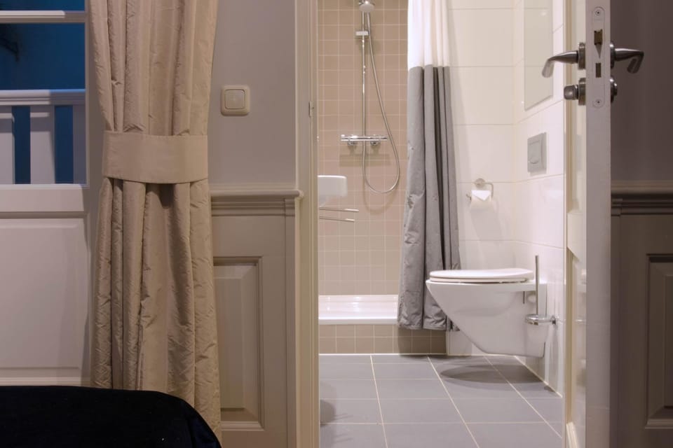 Shower, Toilet, Bathroom, towels