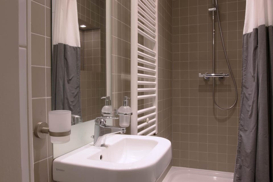 Shower, Toilet, Bathroom, towels