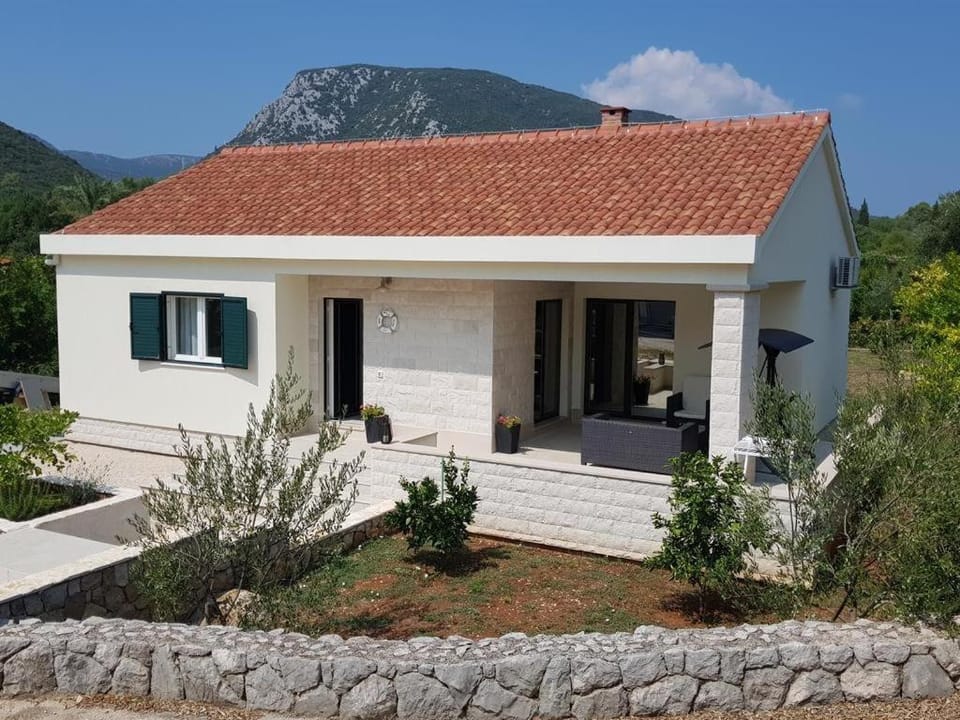 Property building, Facade/entrance, Off site