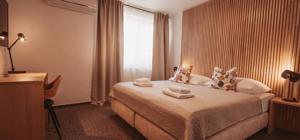 Bed, Bedroom, towels