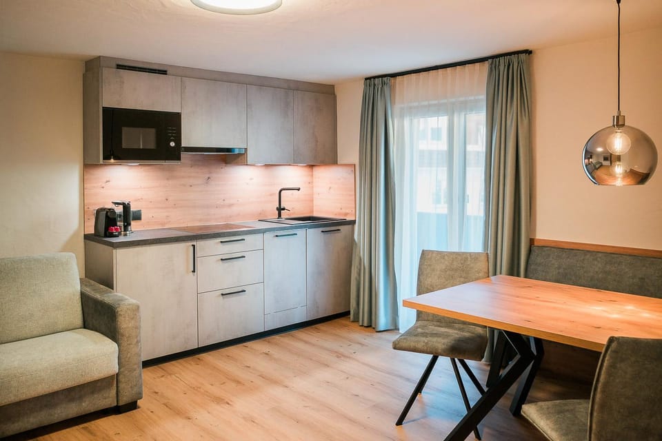 Kitchen or kitchenette, Living room, Seating area, Dining area