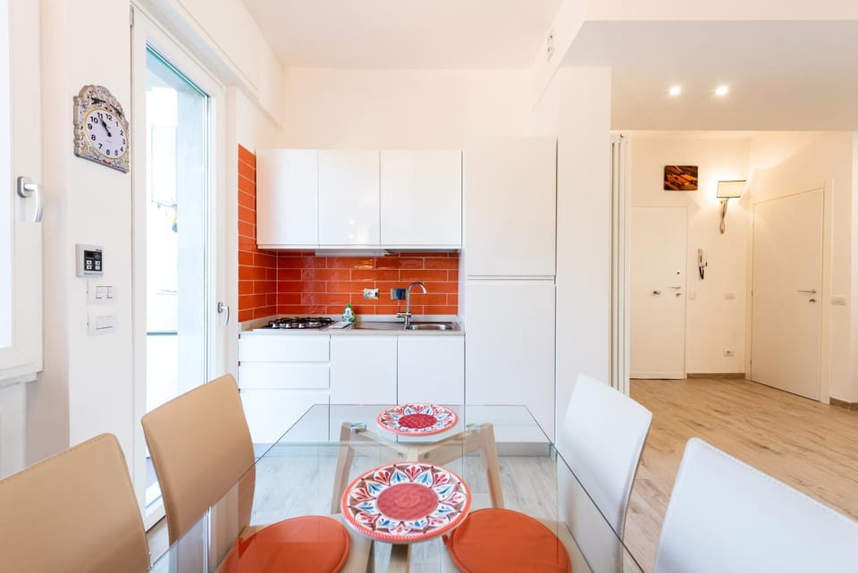 Kitchen or kitchenette, Living room, Seating area, Dining area