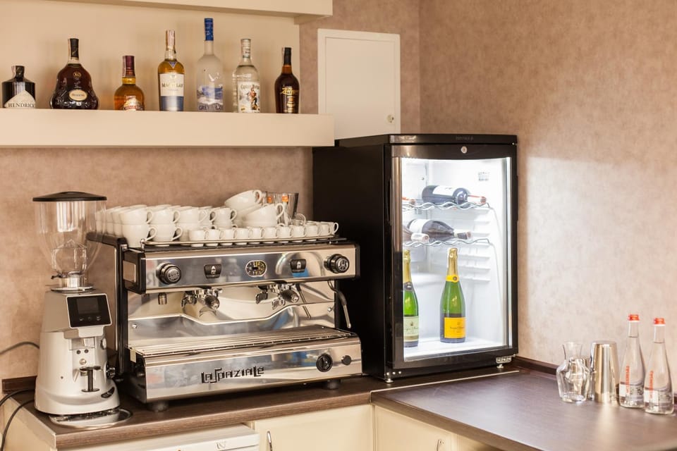 Restaurant/places to eat, Food and drinks, On site, Alcoholic drinks, Non alcoholic drinks