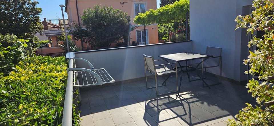 Property building, Patio, Day, Balcony/Terrace, Garden view