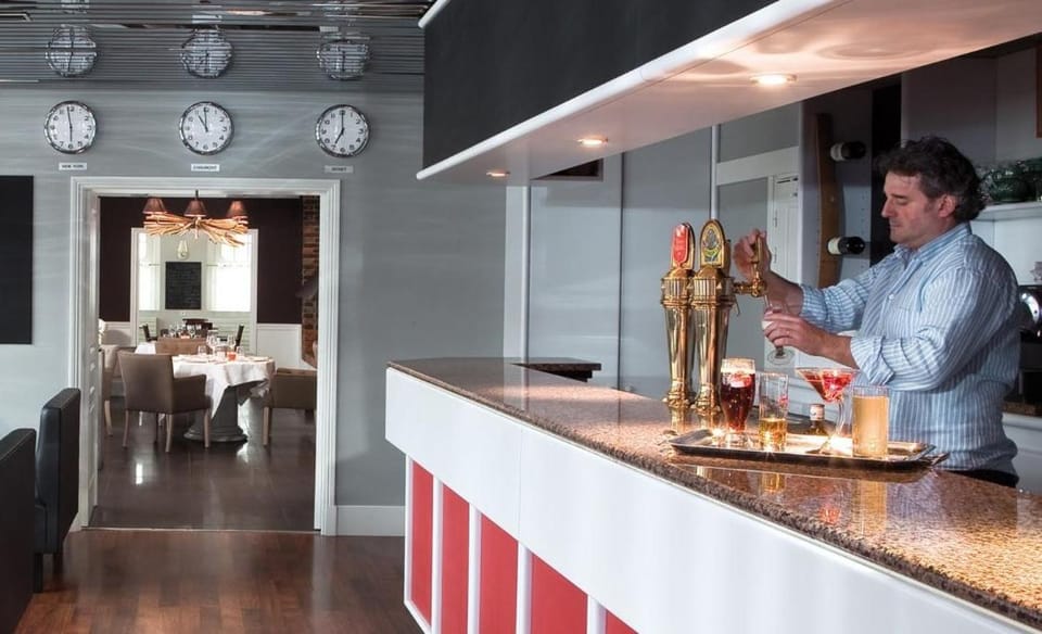 Staff, Lounge or bar