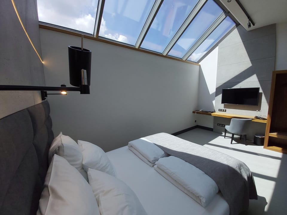 TV and multimedia, Photo of the whole room, Bedroom