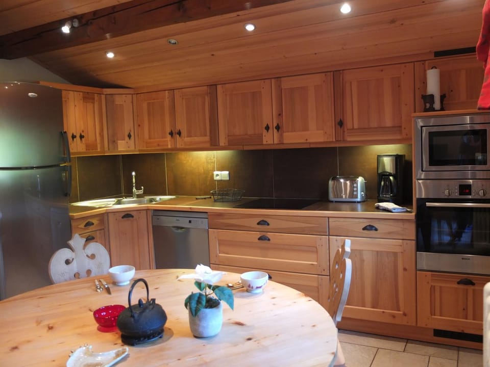 Coffee/tea facilities, Kitchen or kitchenette, Dining area