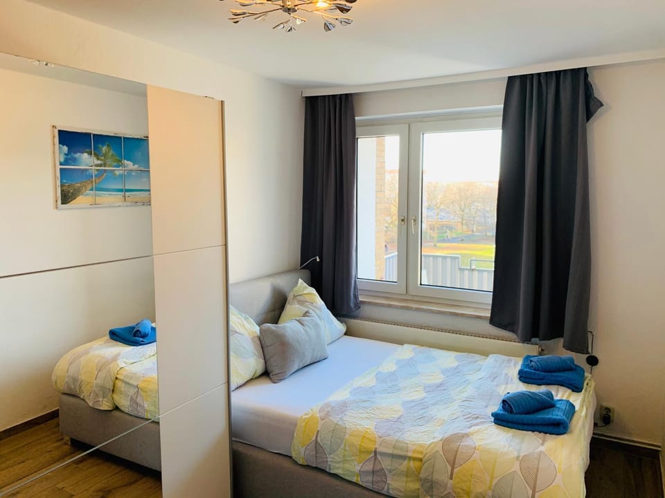 Bed, Bedroom, towels