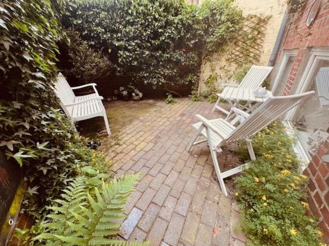 Property building, Patio, Spring, Day, Garden, Garden view, sunbed