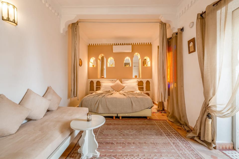 Bed, Living room, Photo of the whole room, Seating area, Bedroom