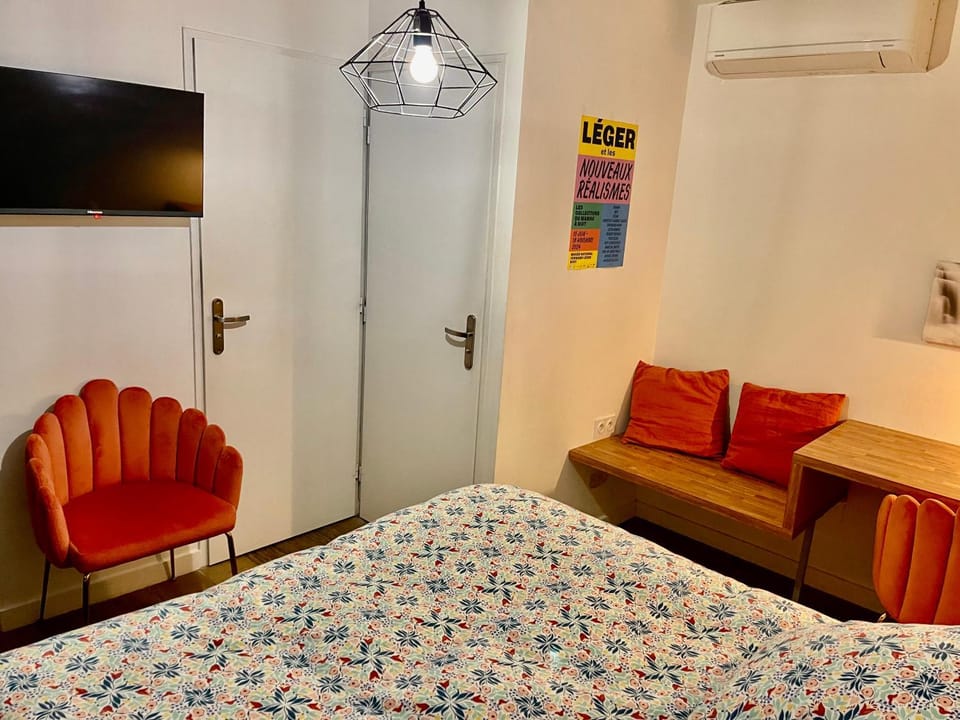 Aux Tourelles 1888 - Tres Proche Lyon #Clim #Piscine #Netflix #Parking Payant Securise Bed and Breakfast in Tassin-la-Demi-Lune