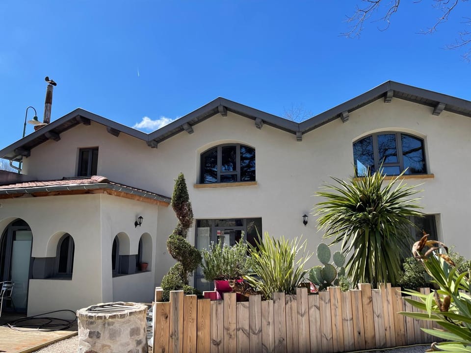 Aux Tourelles 1888 - Tres Proche Lyon #Clim #Piscine #Netflix #Parking Payant Securise Bed and Breakfast in Tassin-la-Demi-Lune