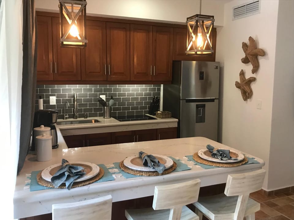 Kitchen or kitchenette, Dining area