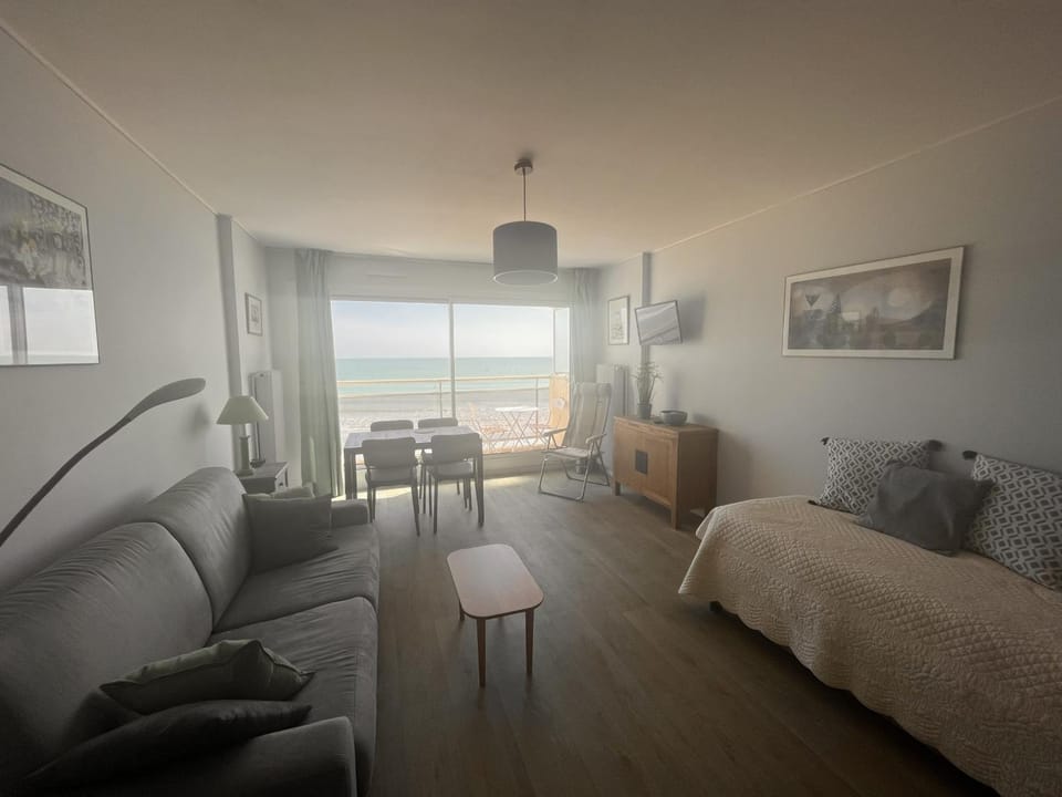 Studio 2* avec balcon face à la mer, ascenseur, proche plage et commerces, 2 pers. - FR-1-197-387 Apartment in Les Sables-d'Olonne