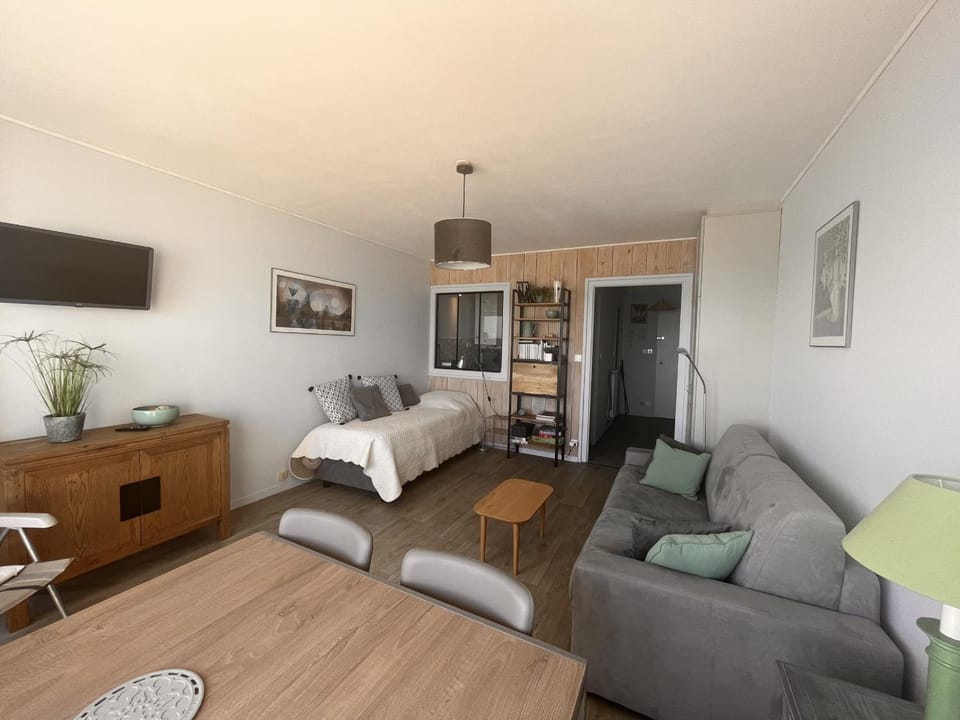 Studio 2* avec balcon face à la mer, ascenseur, proche plage et commerces, 2 pers. - FR-1-197-387 Apartment in Les Sables-d'Olonne