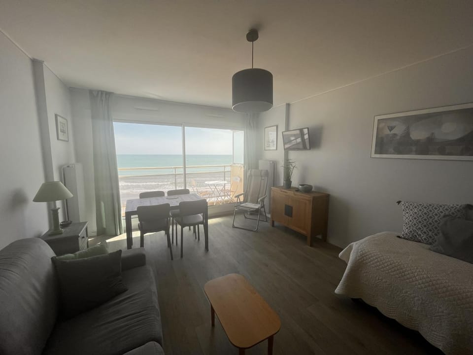 Studio 2* avec balcon face à la mer, ascenseur, proche plage et commerces, 2 pers. - FR-1-197-387 Apartment in Les Sables-d'Olonne