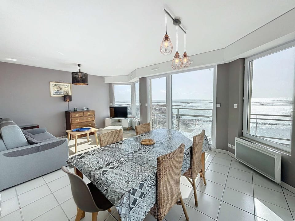 Bel appartement en front de mer avec balcon, parking et équipements modernes - FR-1-361-327 Apartment in Granville