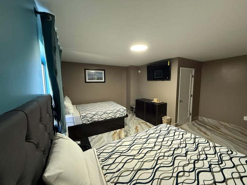 Bed, TV and multimedia, Photo of the whole room, Bedroom