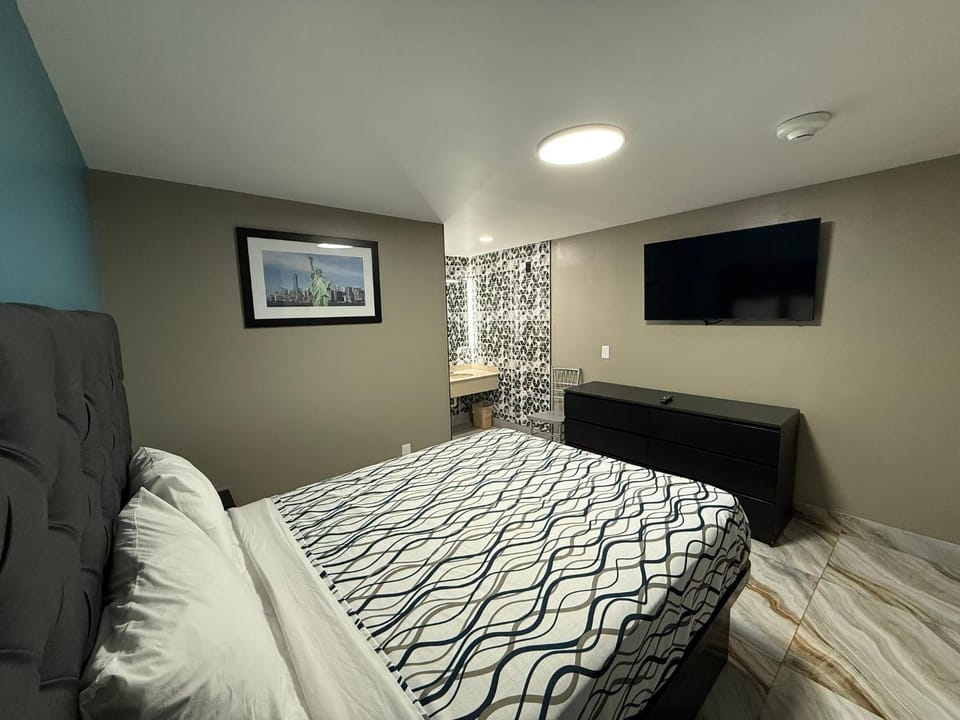 Bed, TV and multimedia, Photo of the whole room, Bedroom