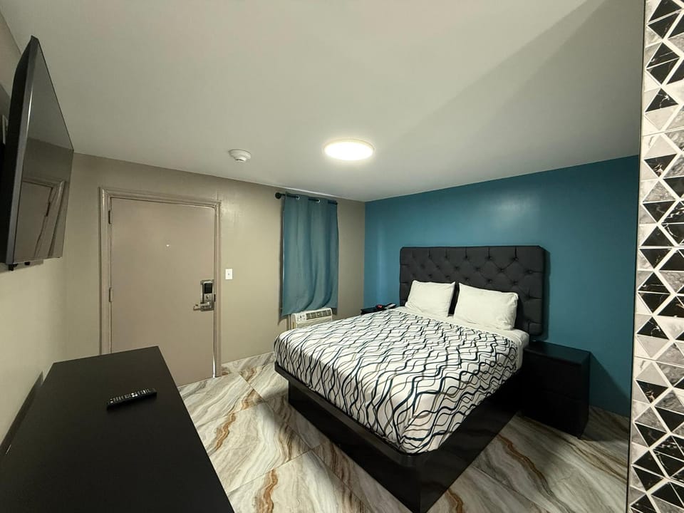 Bed, TV and multimedia, Photo of the whole room, Bedroom
