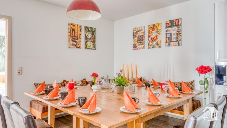 Living room, Seating area, Dining area, Food