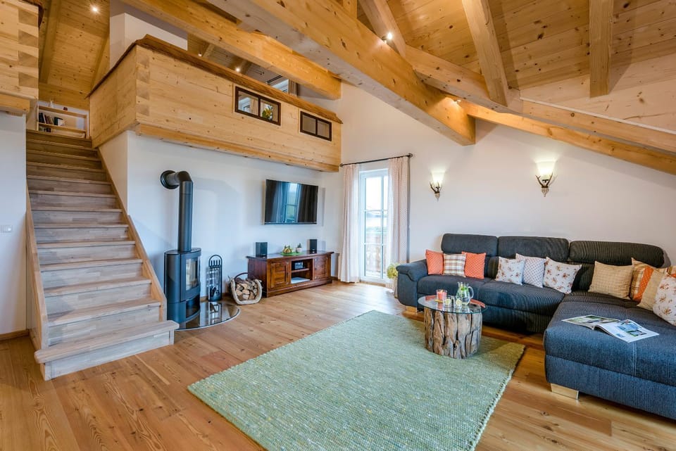 Day, TV and multimedia, Living room, Photo of the whole room, Decorative detail, Seating area, Garden view, Mountain view