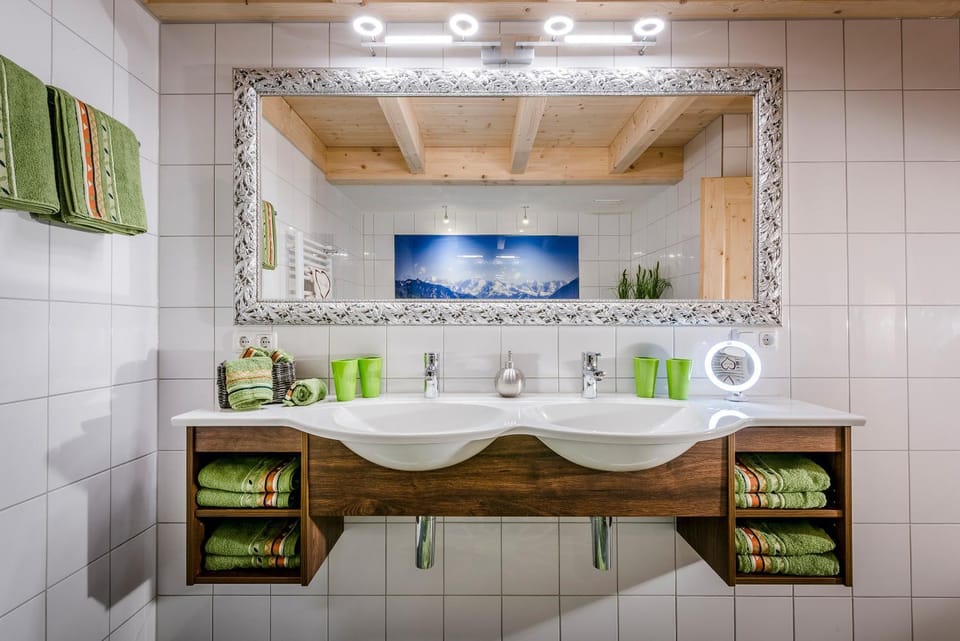 Bathroom, Decorative detail