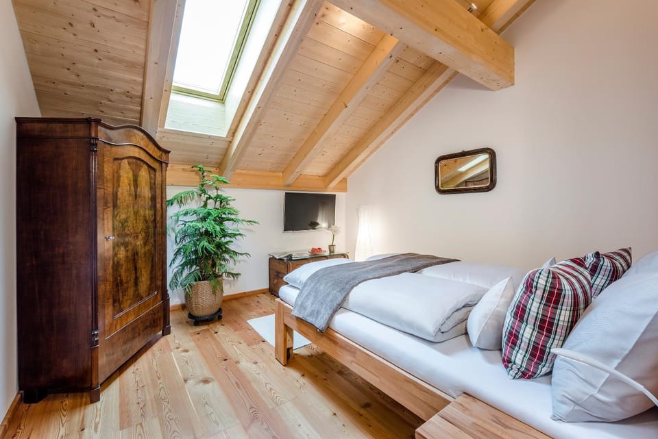 Bed, TV and multimedia, Photo of the whole room, Decorative detail, Bedroom