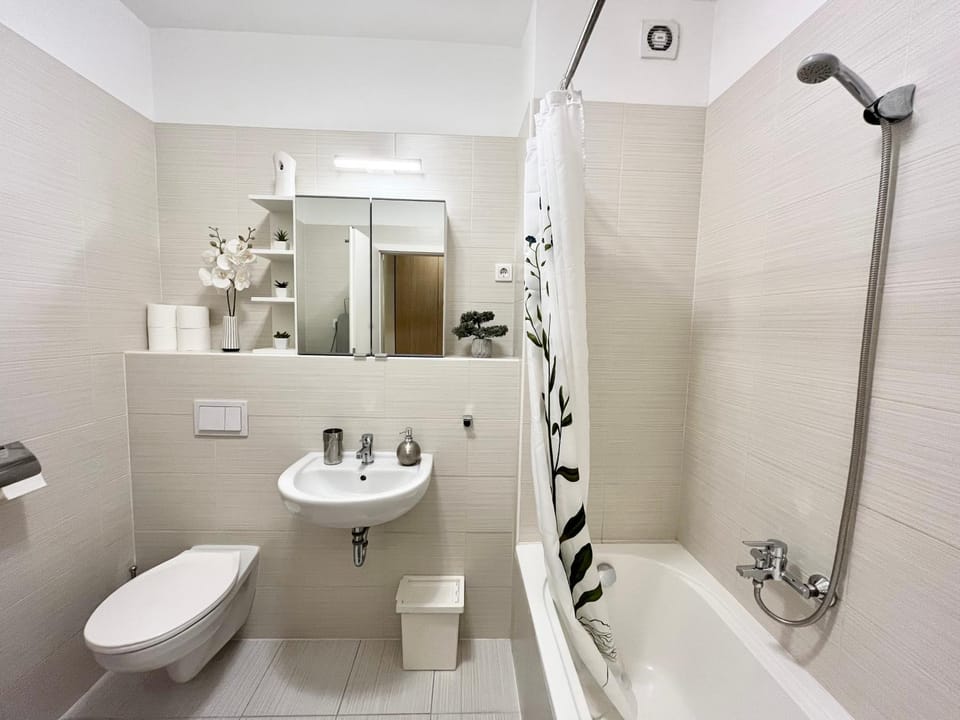 Shower, Toilet, Bathroom, Bath, towels