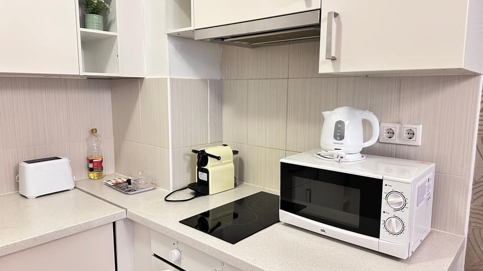 Coffee/tea facilities, Kitchen or kitchenette, oven, stove, toaster