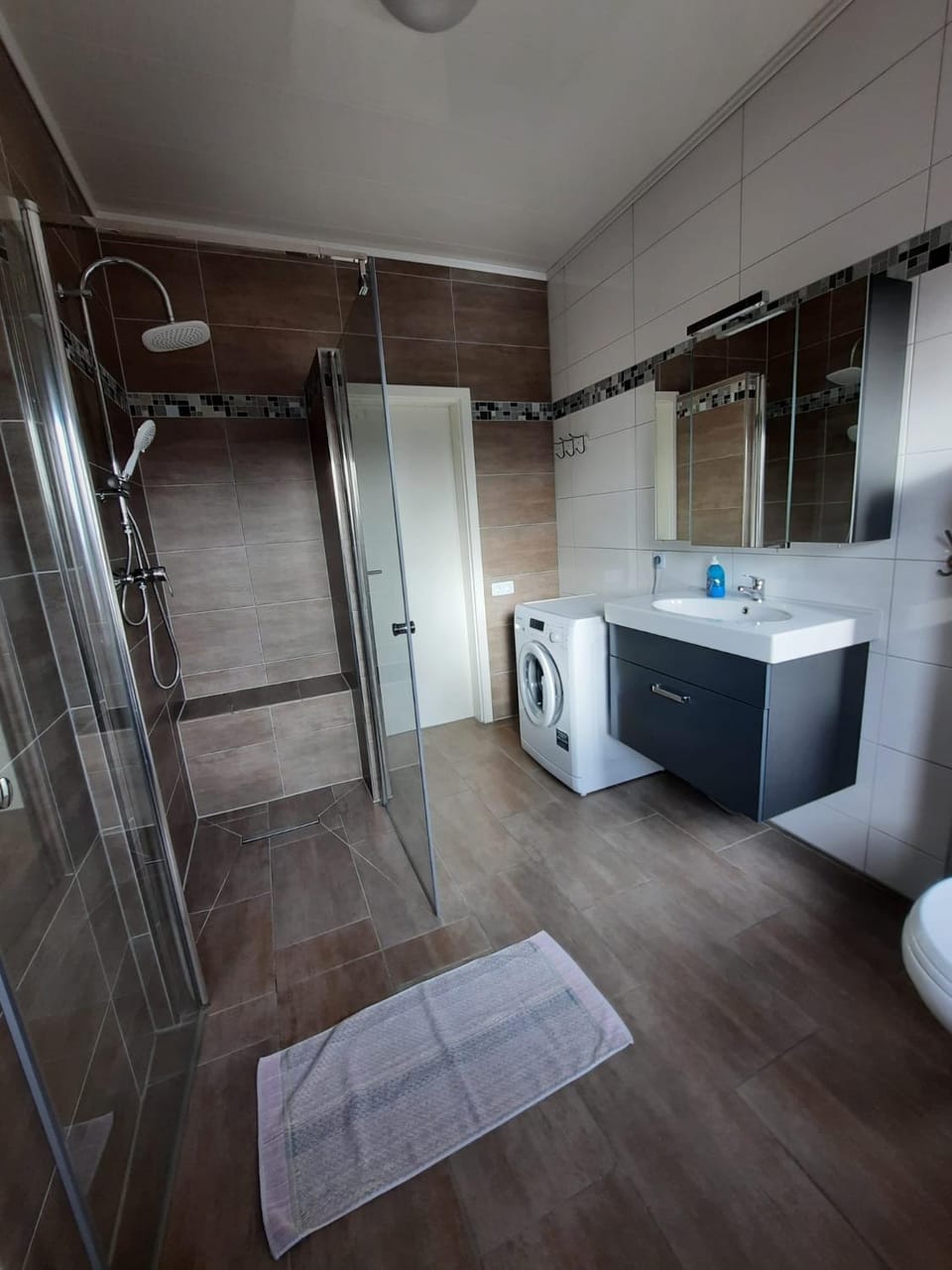 Shower, Toilet, Bathroom, towels