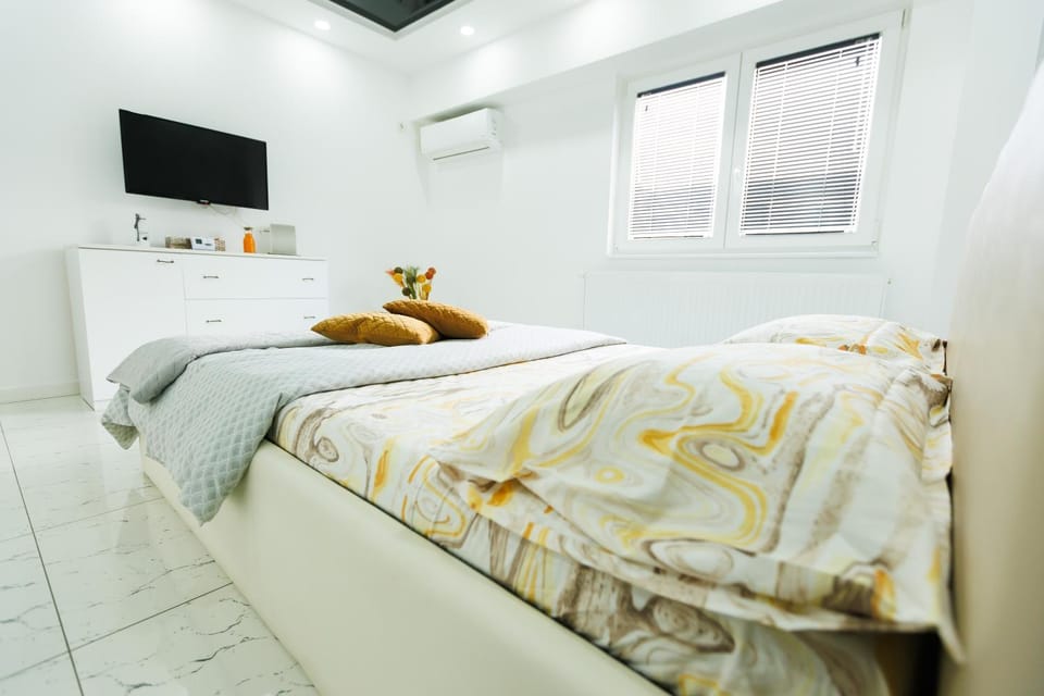 Bed, TV and multimedia, Bedroom, air conditioner