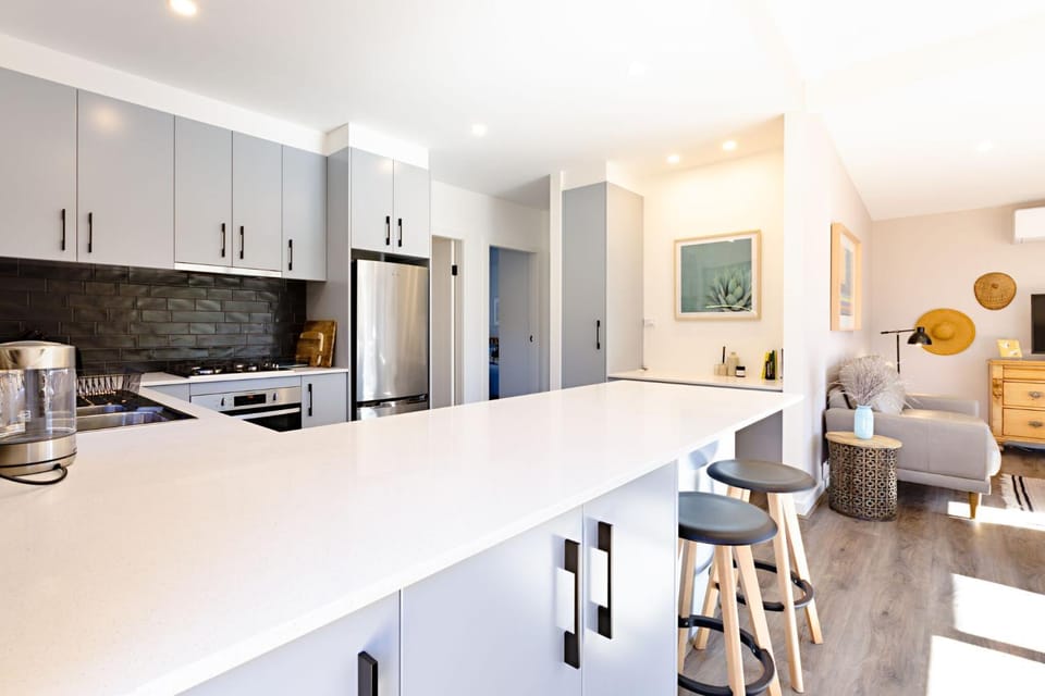 Kitchen or kitchenette, Dining area, dishwasher, minibar, pet friendly, stove, toaster